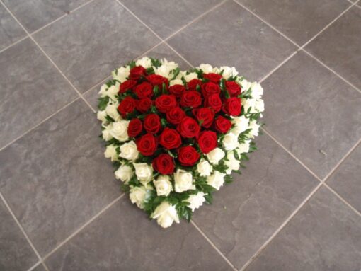 Hartvormig rouwstuk met rode en witte rozen - Duoplant